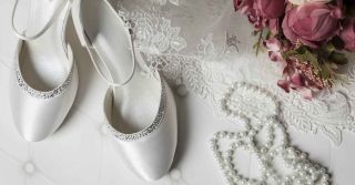 👠 Svatební boty nejsou jen krásný doplněk – jsou to tvé parťačky na celý den. Přečti si blogový článek „5 nejčastějších...